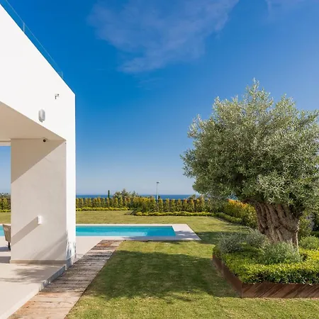 Luxury Villa In Marbella With Panoramic Sea Views & Large Garden מארבלה
