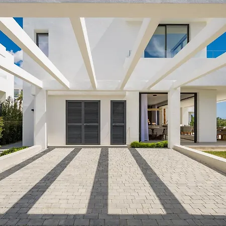 Luxury Villa In Marbella With Panoramic Sea Views & Large Garden *