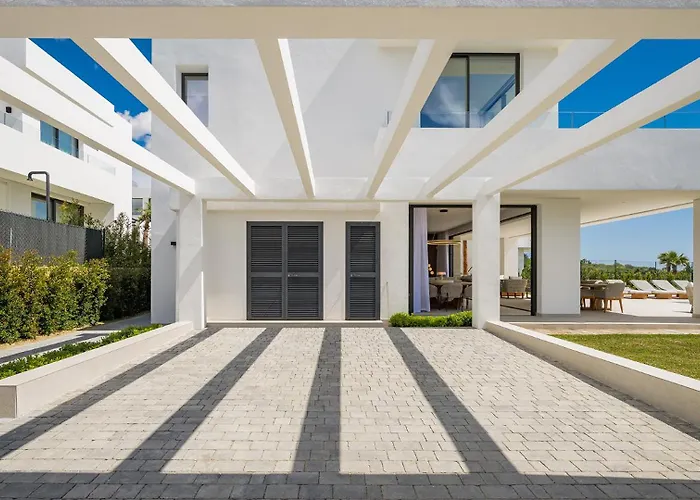 Luxury In With Panoramic Sea Views & Large Garden *